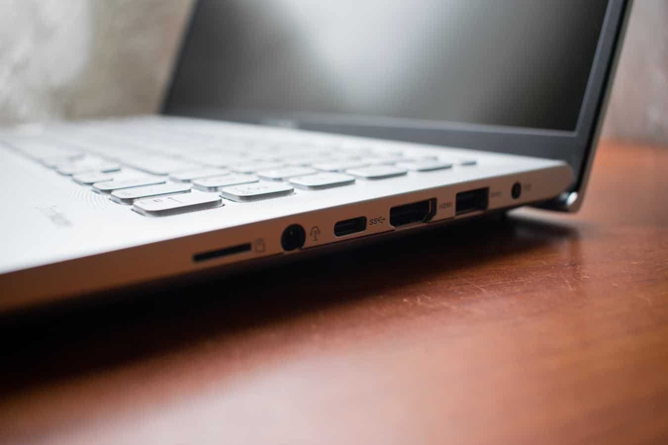 Asus VivoBook 15 puertos