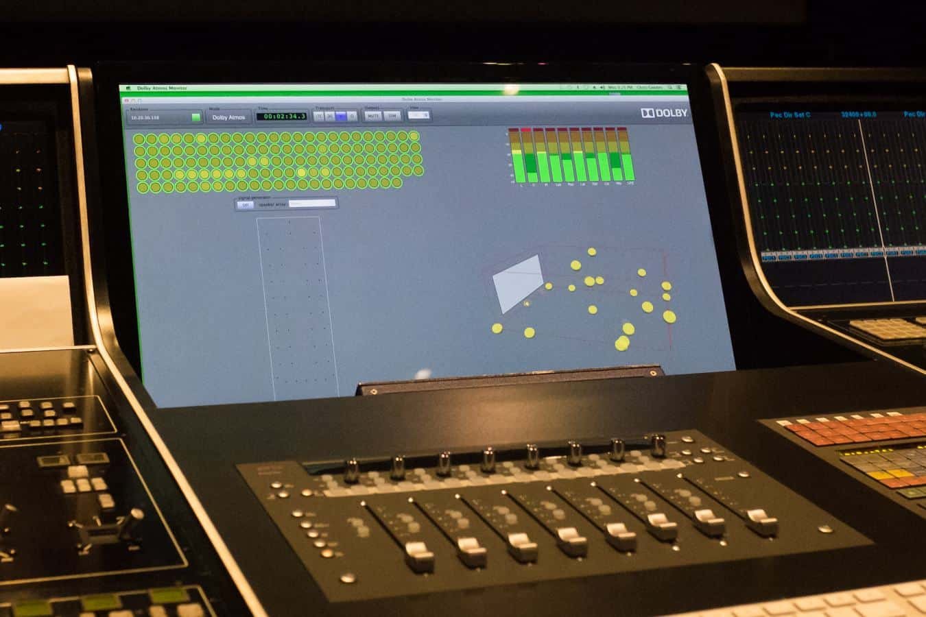 Ejemplo de una consola Dolby Atmos
