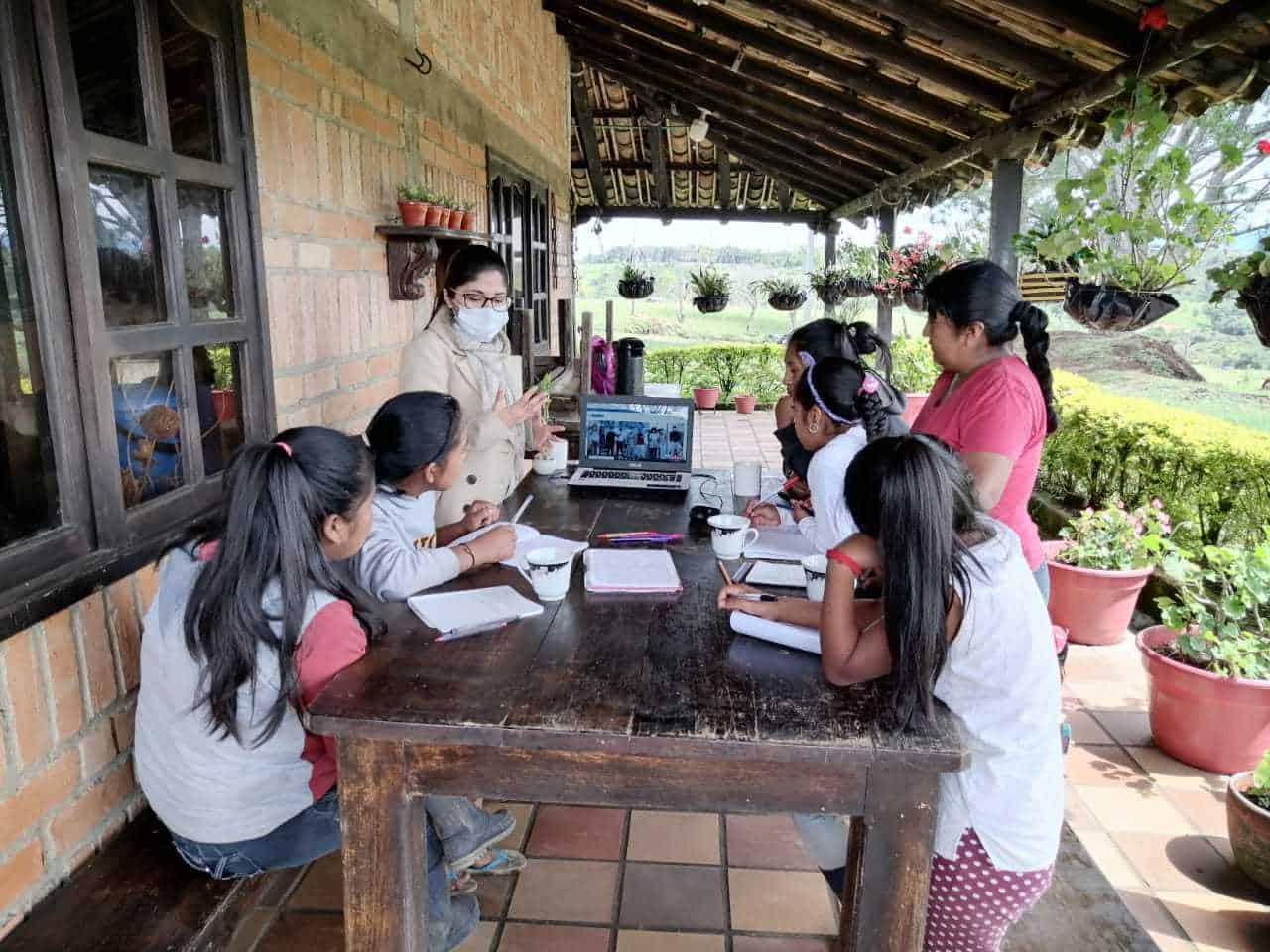 Con computadores y cuadernos, ingeniera empodera a las comunidades rurales del Cauca