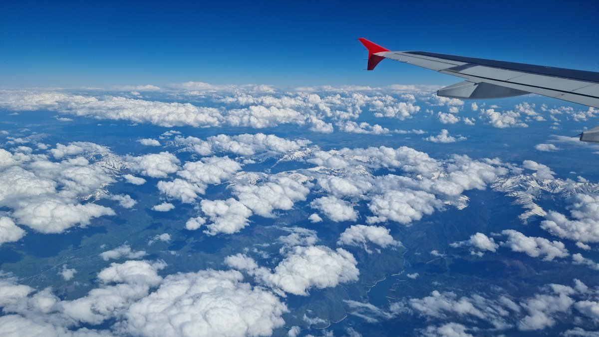 Avión-y-nubes