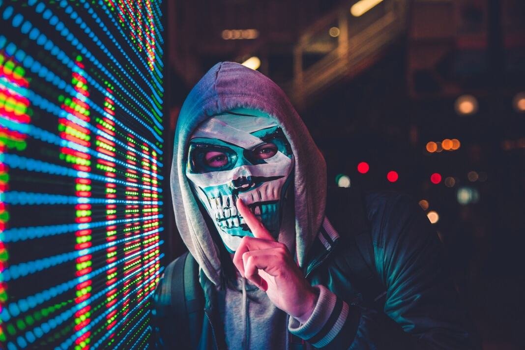 Hacker frenta a pantalla
