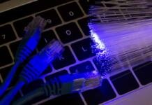 Foto de fibra optica y teclado