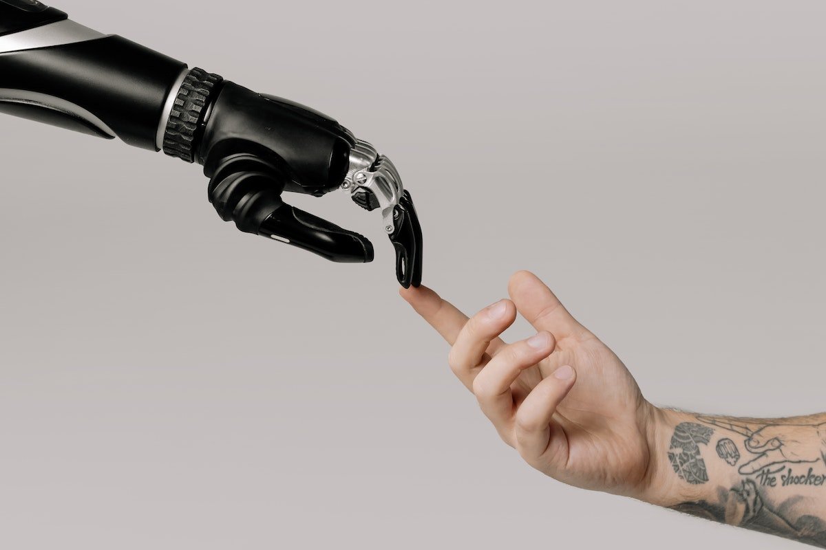 Mano biónica y humana, Inteligencia Artificial