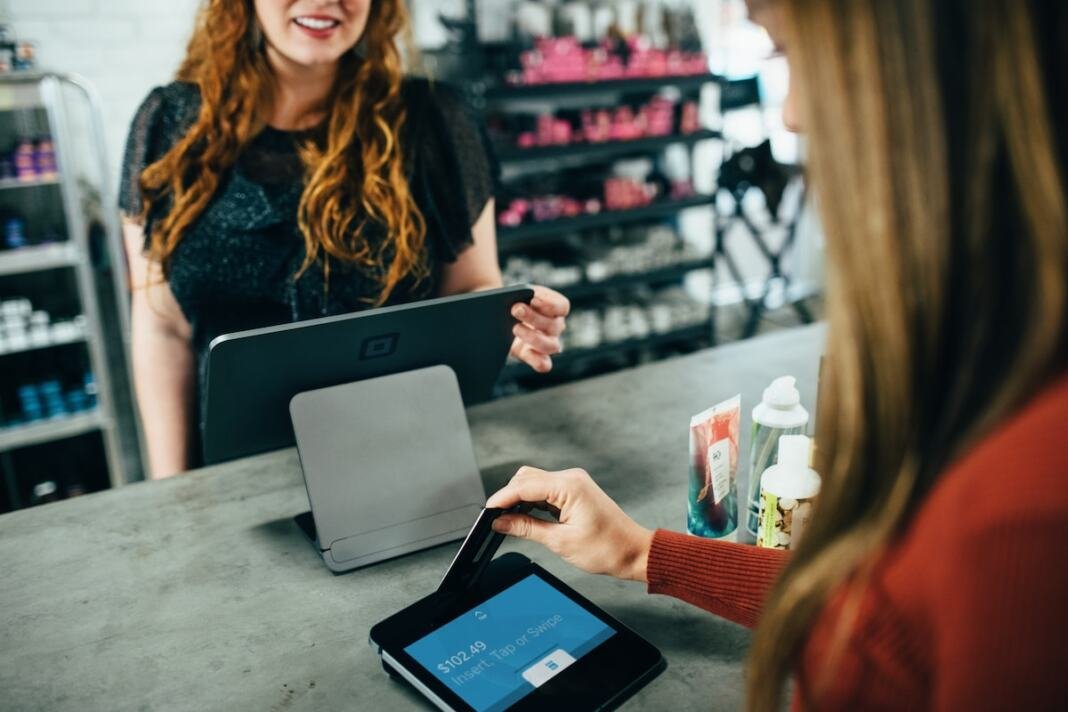 Experiencia del cliente mujer con tarjeta