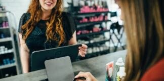 Experiencia del cliente mujer con tarjeta