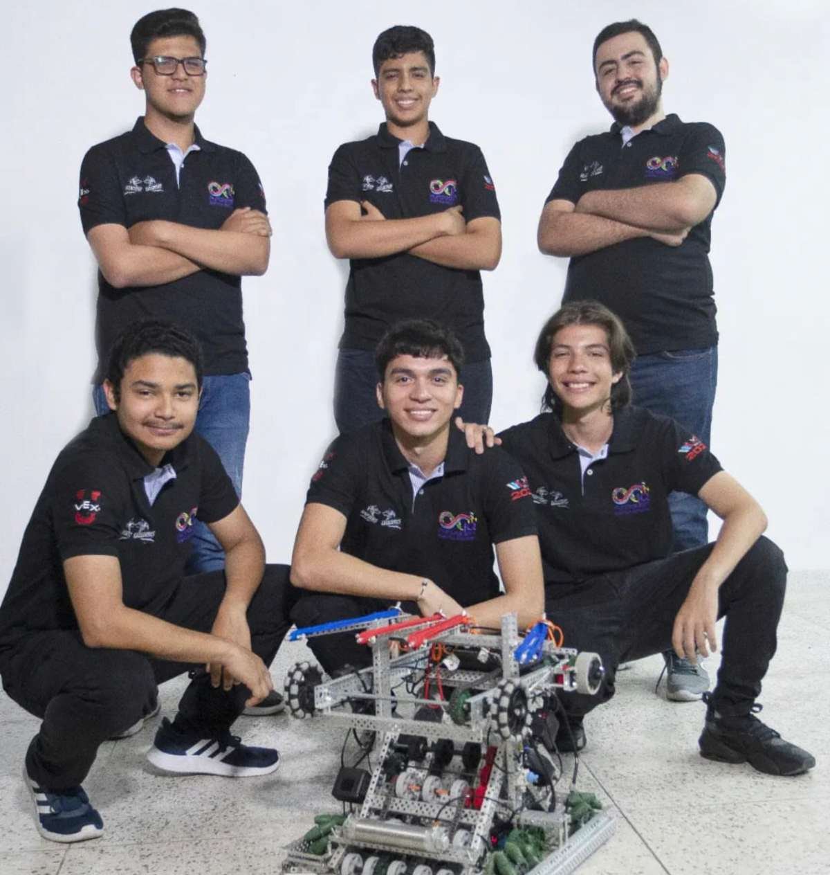 jóvenes colombianos ganadores de premio de robótica