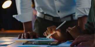 Personas trabajando en una idea y desarrollando la creatividad humana